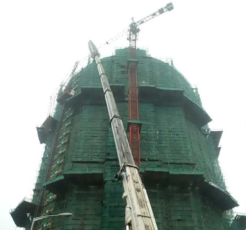 环江吊车在工地上作业